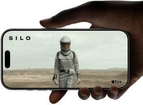Una mano sostiene un iPhone 17 Pro, color plata, en posición horizontal, un video se reproduce a pantalla completa para destacar la duración de la batería